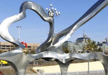 不锈钢雕塑艺术品在现代城市中价值